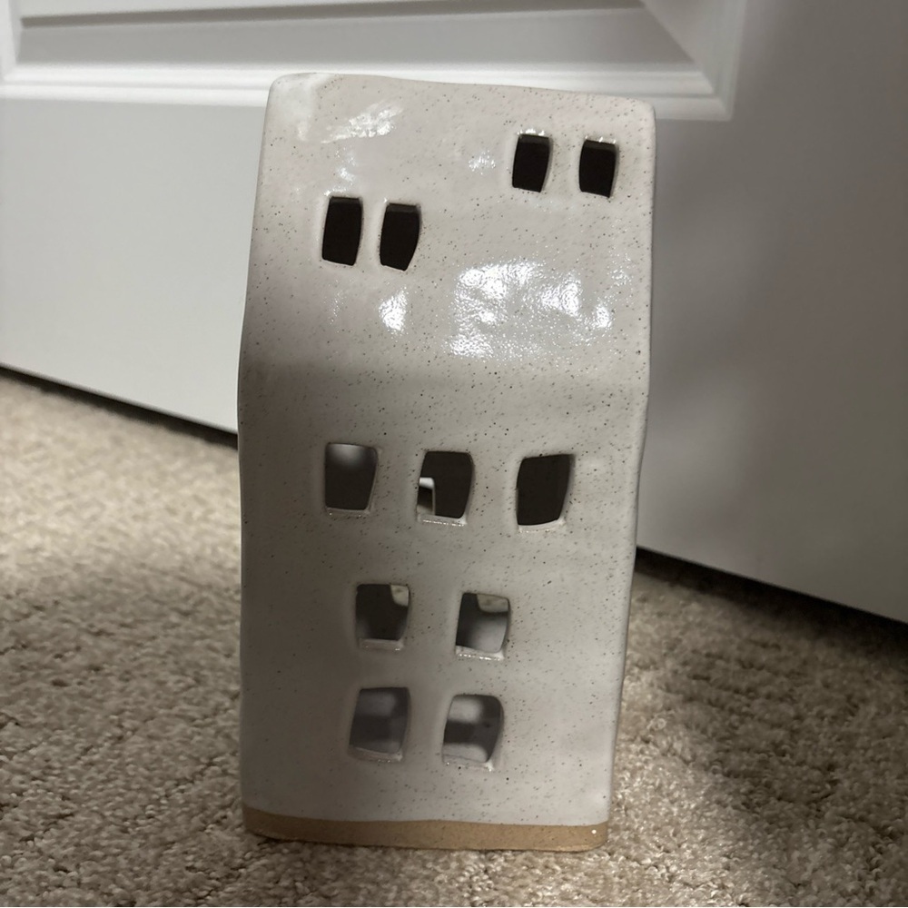 Trade Cie 8.5” Ceramic House T-light Holder Ceramic - Picture 2 of 5